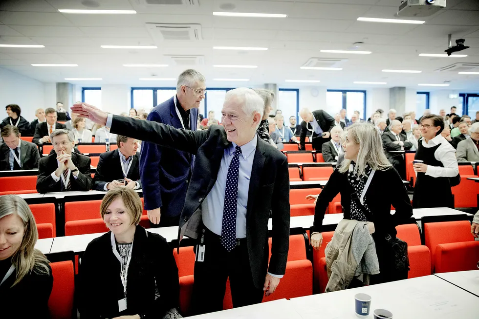 Tirsdag arrangerer Norges handelshøyskole et symposium til ære for professor Victor D. Norman, som går av med pensjon til nyttår. Til venstre på bildet er politisk redaktør Trine Eilertsen i Aftenposten, og SSB-direktør Christine B. Meyer – som er gift med Victor Norman. Foto: Paul S. Amundsen