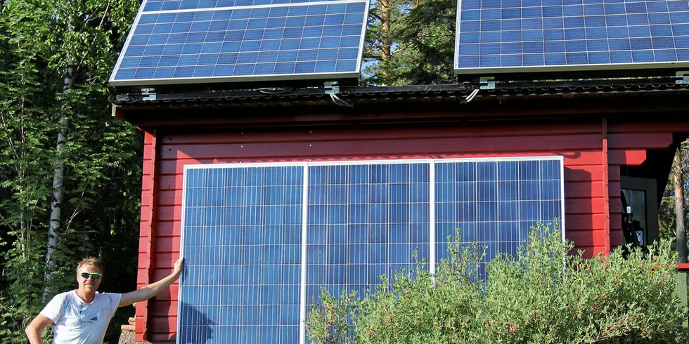 Eget energisystem: Med solenergi og batteriløsning har Øyvind Lunde strøm nok til eget forbruk. Han skulle gjerne hatt muligheten til å overføre noe av overskuddet også til nabohyttene i Holterkollen i Nittedal i Akershus. Noe av overskuddet transporterer han hjem med elbilen.