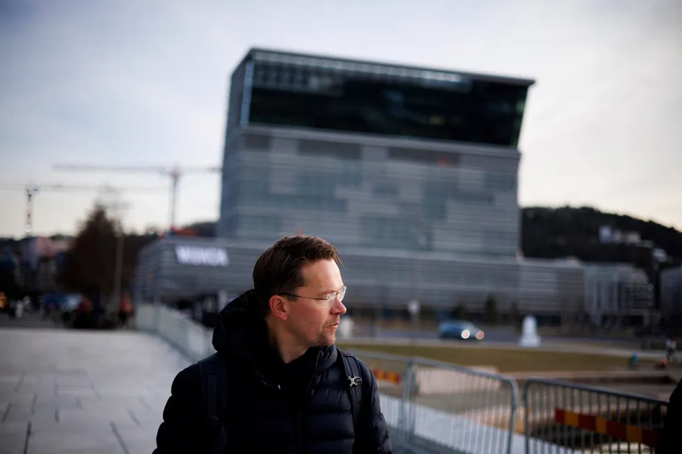 Ikke en eneste regjering i Norge har vært perfekt når det kommer til oljepengebruk. Heller ikke min egen, skriver Erna Solberg, Hun kjenner dermed igjen påstandene i Martin Bech Holtes nye bok «Landet som ble for rikt. Hvordan Norge endte i Oljefondets felle.»