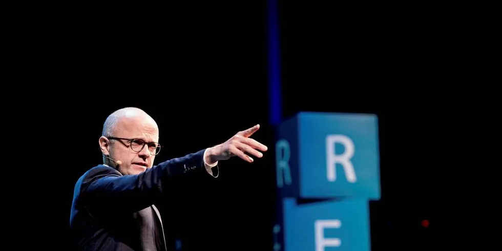 IVARETA MILJØET: Tidligere klima- og miljøminister Vidar Helgesen sitter som representant i det internasjonale havpanelet. - Skal vi klare å produsere mer fra havet, må vi ta bedre vare på det, sier han. Her er Helgesen fotografert på DnBs industrikonferanse på Operaen tidligere i år.Foto: Fartein Rudfjord