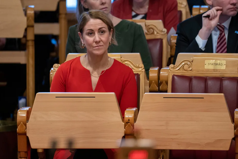 ChatGPT hadde ikke fått med seg at Kunnskapsminister Tonje Brenna (Ap) er kvinne, skriver artikkelforfatterne.