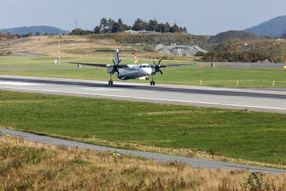 Den nordre delen av rullebanen på Flesland er et av områdene advokatene til Avinor og Forsvaret har forhandlet om. Her går et Widerøe-fly inn for landing.