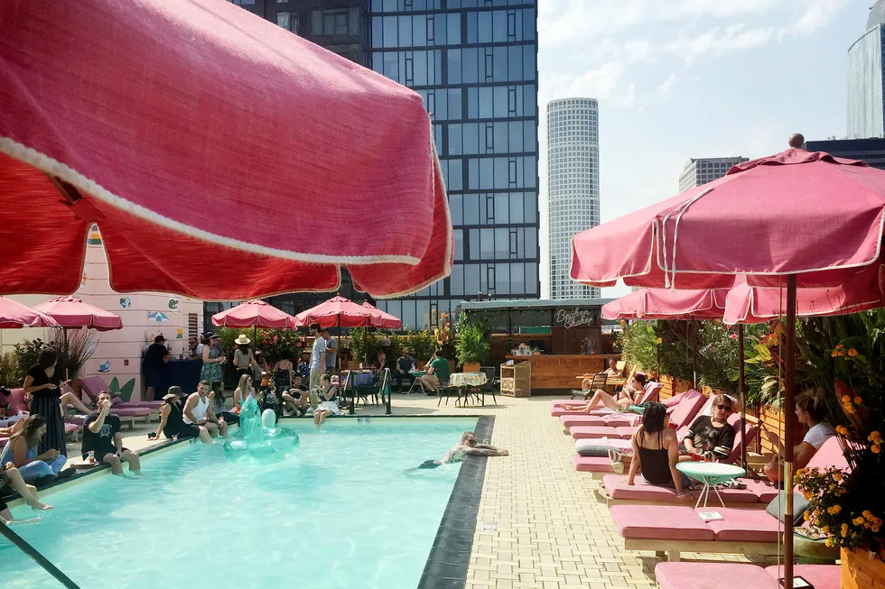 På taket til Freehand Los Angeles er det sol fra tidlig om morgenen. Fra dette hotellet midt i Downtown har du et godt utgangspunkt for å oppleve en «gjenfødt» bydel i L.A.