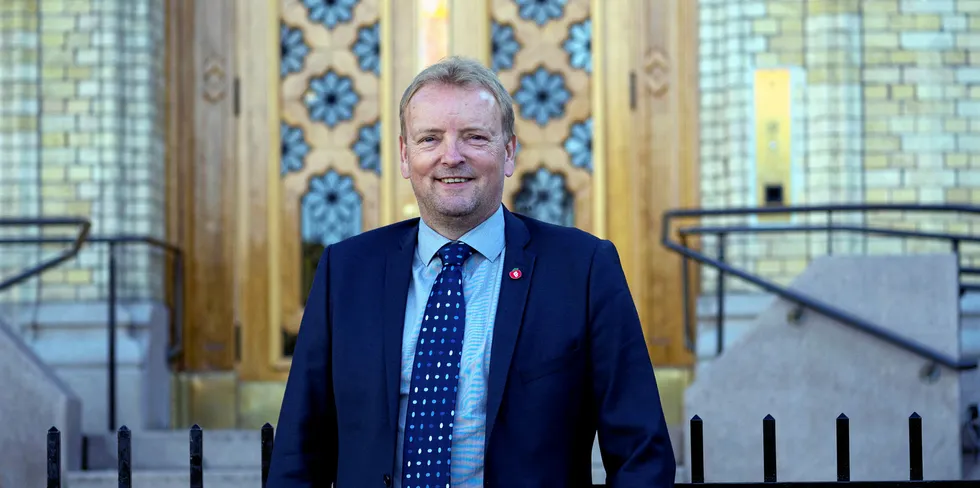Terje Halleland i Frp sier at regjeringen bør gå inn og midlertidig stoppe vindkraftprosjekter som er blitt tatt for retten.