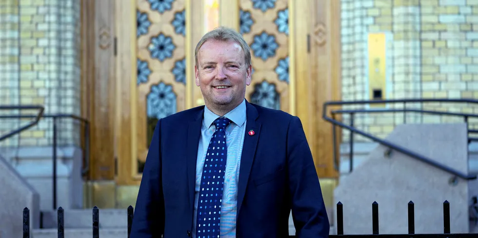 Terje Halleland i Frp sier at grense for funksjonelt skille er avgjort. Partiet støtter regjeringens forslag om 10.000 nettkunder.