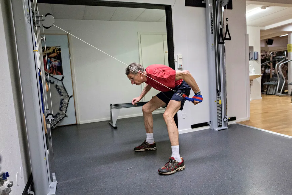 Den gamle verdensmesteren i skiflyvning Walter Steiner (64) er en av dem som har perfeksjonert sin spesielle stakestil gjennom styrketrening med tunge vekter med maks kraft, i satsingen mot veteranrenn. Steiner er ikke knyttet til studien. Foto: Aleksander Nordahl