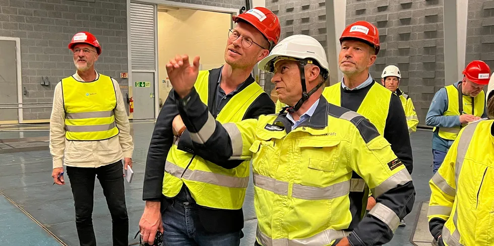 Konsernsjef Christian Rynning-Tønnesen viser fram det eksisterende Mauranger kraftverk til Olje- og energimiinister Terje Aasland (til høyre) og kommunikasjonssjef i Olje og energidepartmentet Arvid Samland.