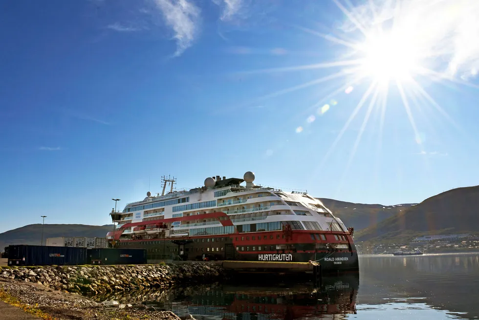Her ligger hurtigruten MS Roald Amundsen i koronakarantene ved kai i Tromsø.