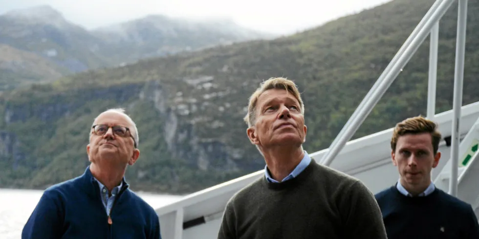 Energiminister Terje Aasland er ikke den eneste som beundrer naturen innover Lysefjorden i Rogaland. Tirsdag var konsernsjef i Lyse, Eimund Nygaard, vertskap.