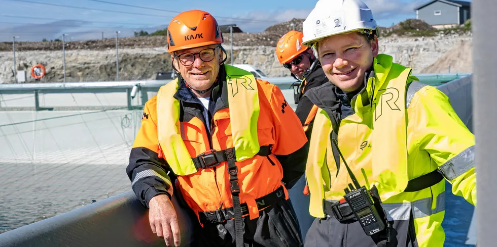 Roger Mosand (styreleder) og Martin Rasmussen (CEO) i Andfjord Salmon under årets smoltutsett. Roger Mosand (styreleder) og Martin Rasmussen (CEO) i Andfjord Salmon under dagens smoltutsett.