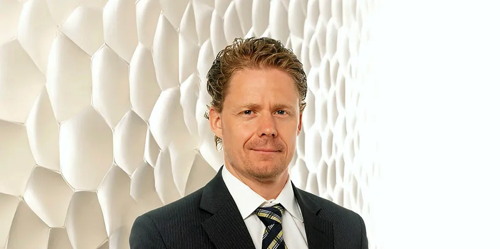 Robin Aker Jakobsen, partner i advokatfirmaet Simonsen Vogt Wiig, har gitt råd om ikke å akseptere force majeure uten videre. Det har flere reagert på. Nå forklarer han bakgrunnen for rådene.