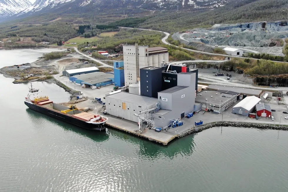 Cargills fiskefôr-fabrikk på Bergneset i Troms. Det er tomteområdet til venstre striden står om.