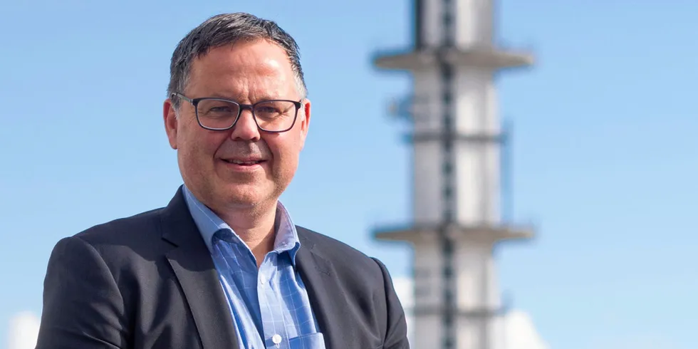 John Martin Mjånes kan slå fast at Sunnhordland Kraftlag fortsatt tjener mye penger – men langt mindre enn for ett år siden. Selskapet står fast på sin spotprisstrategi.