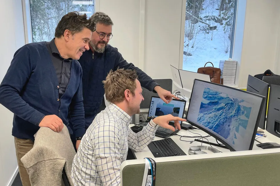 Green Minerals-teamet har inntil videre kontoret som operasjonsbase. Det kan endre seg i år. Fra venstre administrerende direktør Ståle Monstad, sjefingeniør Maxime Lesage og senior geologirådgiver Espen Simonstad.