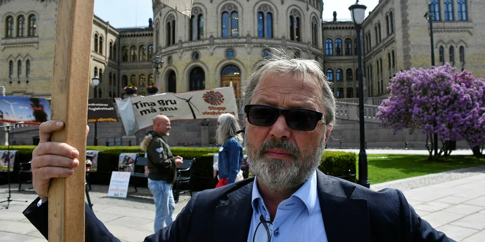 Rune Haaland demonstrerer mot vindkraft utenfor Stortinget tidligere i år.