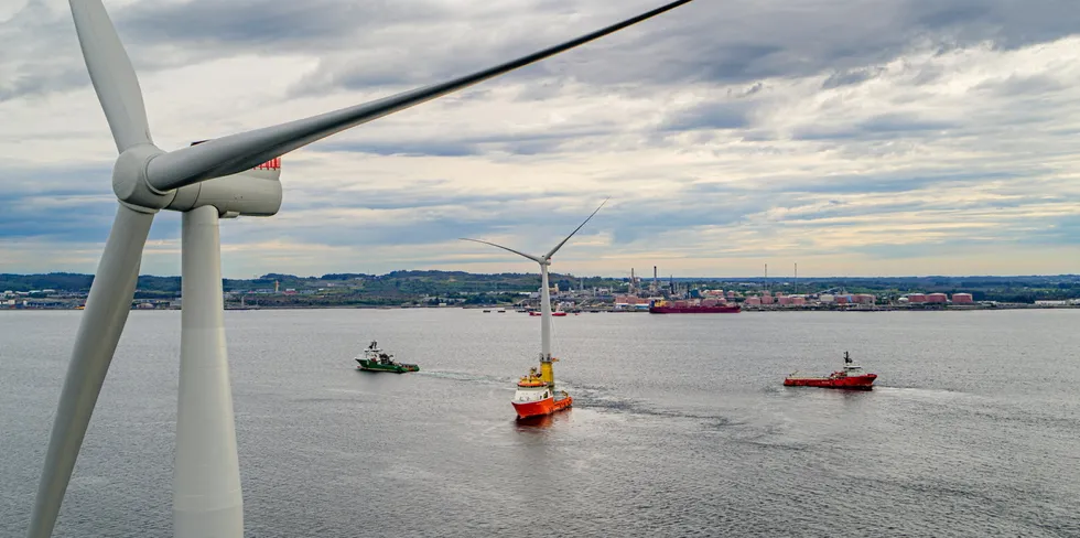 ENTSO-E har laget en nettutviklingsplan for havvind. Systemoperatørene påpeker samtidig at havvindbransjen står overfor store utfordringer. Blant annet vil de bli krevende å skaffe nok skip og havner for å nå målene som er satt. Her taues en av de flytende turbinene i Hywind Tampen ut til havvindanlegget.