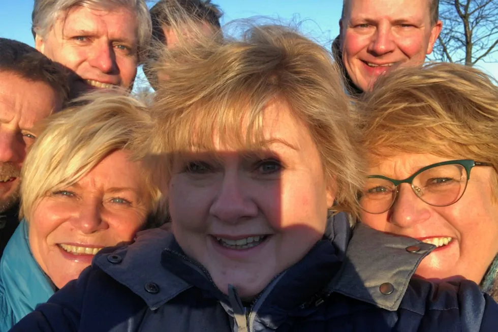 Selfie tatt av statsminister Erna Solberg i en pause under regjeringsforhandlingene på Jeløya lørdag. Statsministeren er omgitt av blant annet helseminister Bent Høie, Venstres nestleder Ola Elvestuen, finansminister Siv Jensen, samferdselsminister Ketil Solvik Olsen og partileder i Venstre, Trine Skei Grande. Foto: Erna Solberg / Høyre
