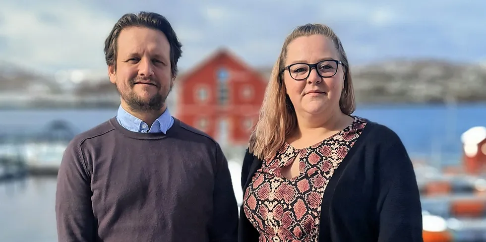 Alexander Halsen og Miriam Fallmyr Hansen ved Havbruksakademiet.