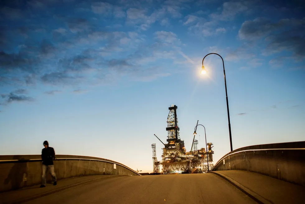Boreplattformen til Johan Sverdrup-feltet ruver over Haugesund by. Foto: Tommy Ellingsen