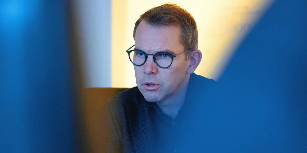 Steffen Syvertsen, konsernsjef i Å Energi, må registrere at selskapet betalte mer i høyprisbidrag til staten i fjor, enn hva konsernet satt igjen med av overskudd etter skatt. Til sammen betalte bransjen cirka 5,5 milliarder kroner i den nye toppskatten, som ble innført over natten i slutten av september i fjor.