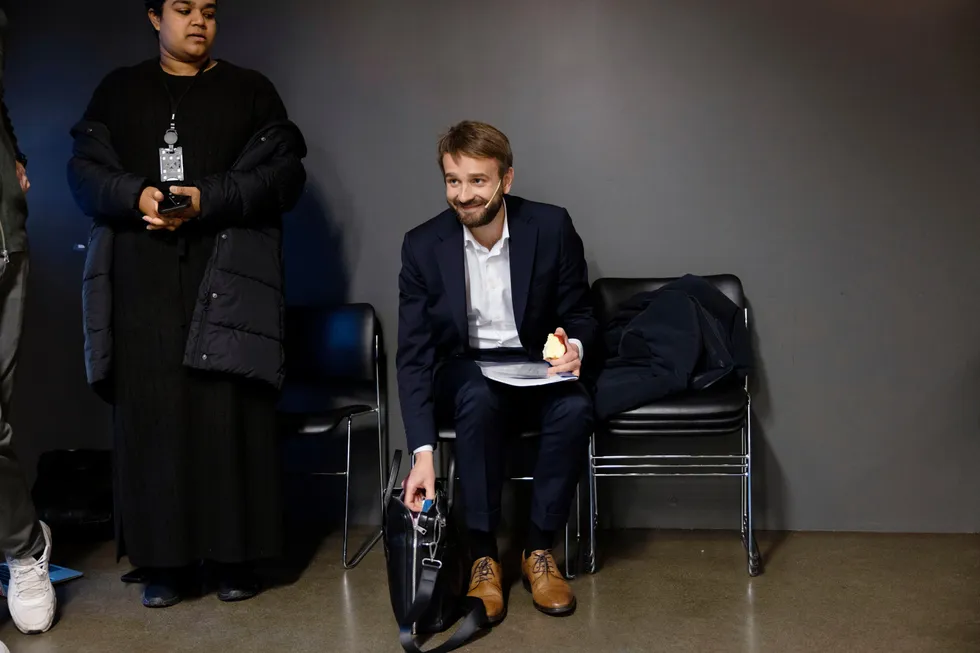 Regjeringen har fått kritikk for ikke å gjøre inngripende tiltak mot dagligvarebransjen. Statsråd Jan Christian Vestre mener at forslaget han nå løfter frem fra vesken er å gå fra ord til handling.