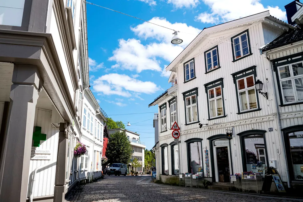 De sesongkorrigerte boligprisene på landsbasis har falt fire måneder på rad. Bildet er fra Tvedestrand sentrum. Foto: Per Ståle Bugjerde