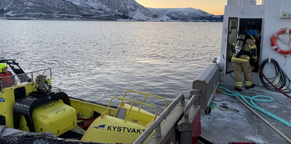 KV «Harstad» bistod brannvesenet med transport, utstyr og personell i forbindelse med slukking av brann på en oppdrettsbåt i Sortlandssundet. 27. november 2021.