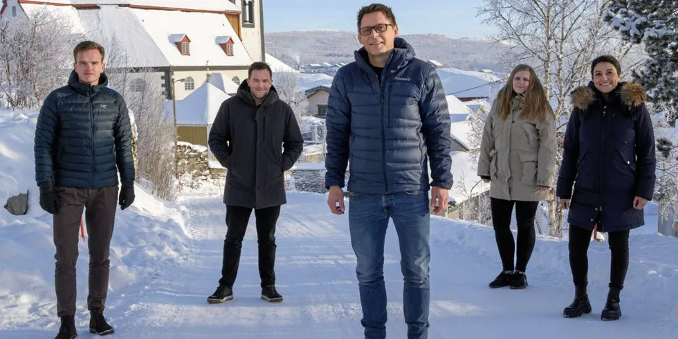 Børge Nilssen Stafne (foran) skal fra 1. mai lede avdeling for innovasjon og forretningsutvikling i Ren Røros. Her med (fv) Esten Persvingelen, Martin Gabrielsen, Børge Nilssen Stafne, Tone Madsen Følling og Samareh Granqvist i avdelingen.