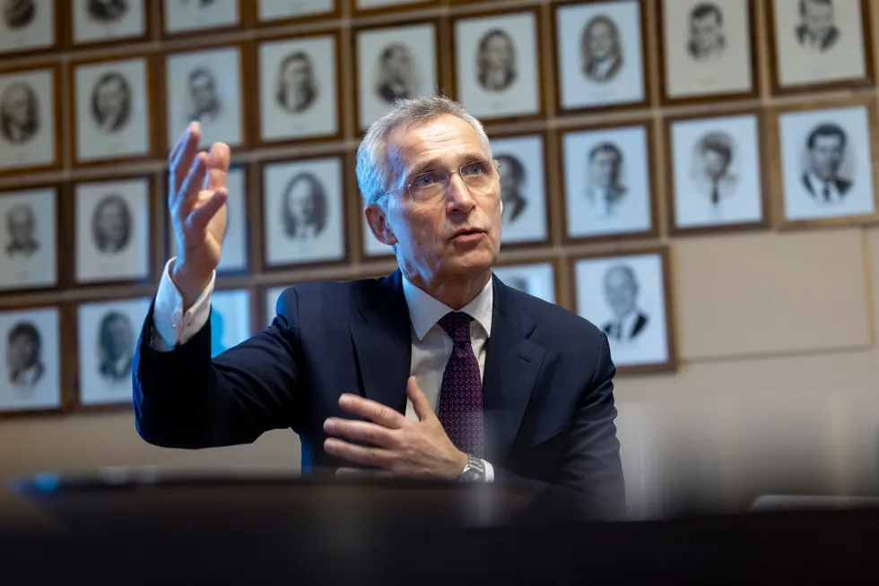 Finansminister Jens Stoltenberg forklarer fredag formiddag hva han tenkte om en ny skattekommisjon.