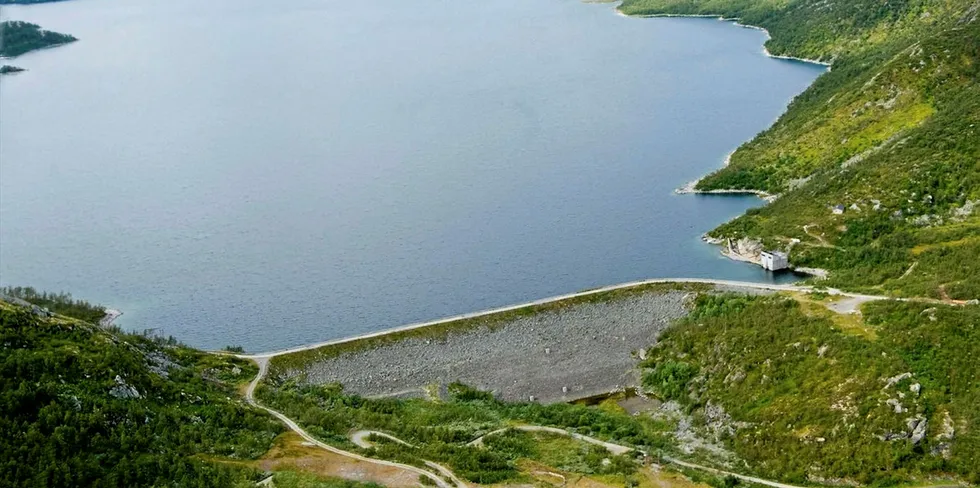 NVE anbefaler blant annet at det gis slipp av minstevannføring fra Strandavatn.
