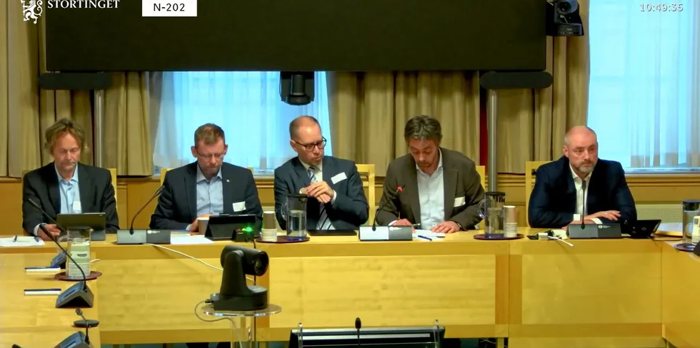 Jørn Prangerød (Biomarint Forum), Torfinn Evensen (Norske Lakseelver), Sverre Johansen (Norges Fiskarlag) Christian Halstensen (Fiskebåt) og Robert Eriksson (Sjømatbedriftene) deltok I høring i næringskomiteen.