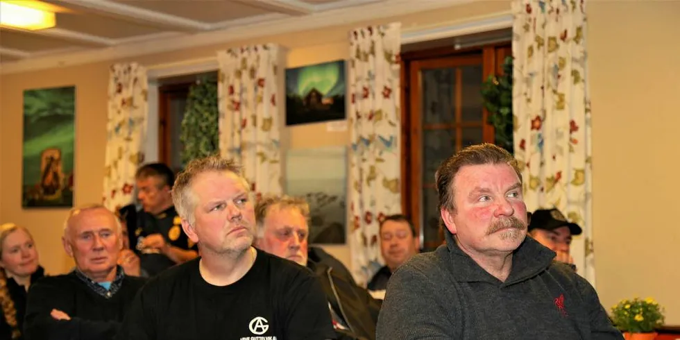 ENGASJERT: Arve Guttelvik og Holger Pedersen var blant et femtitalls engasjerte fiskere på møtet i Henningsvær.Foto: Jon Eirik Olsen