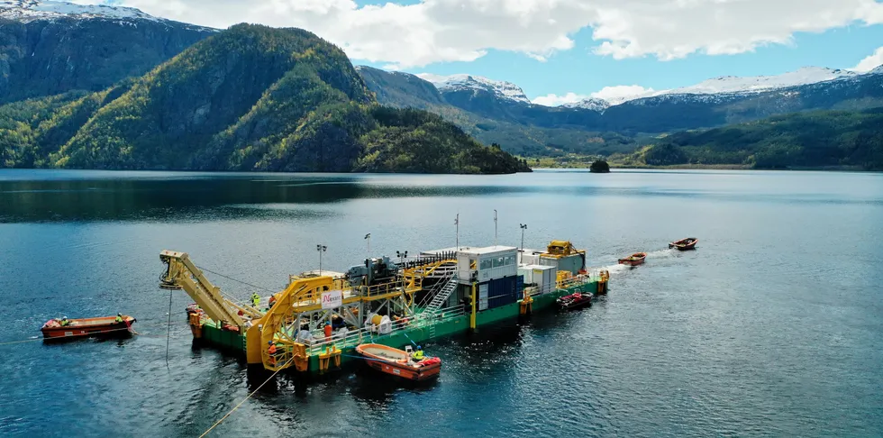Retningen på englandskabelen, North Sea Link, har snudd: Nå har Sør-Norge i ni dager på rad hatt høyere strømpris enn britene. Det har ikke skjedd tidligere.