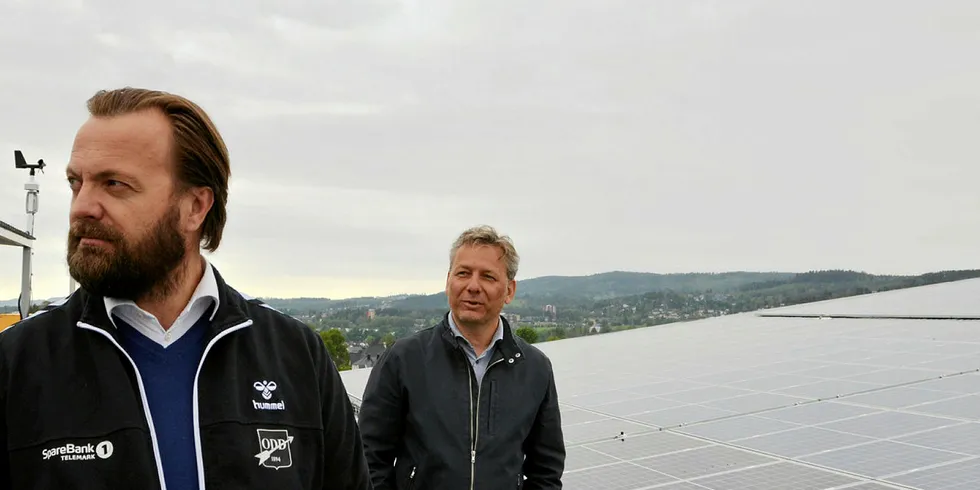 SOLCELLER: Einar Håndlykken og Thor Bjørn Omnes er fornøyde med at idéen deres om solceller og batteri på Skagerak Arena blir satt ut i live på St. Hansaften.
