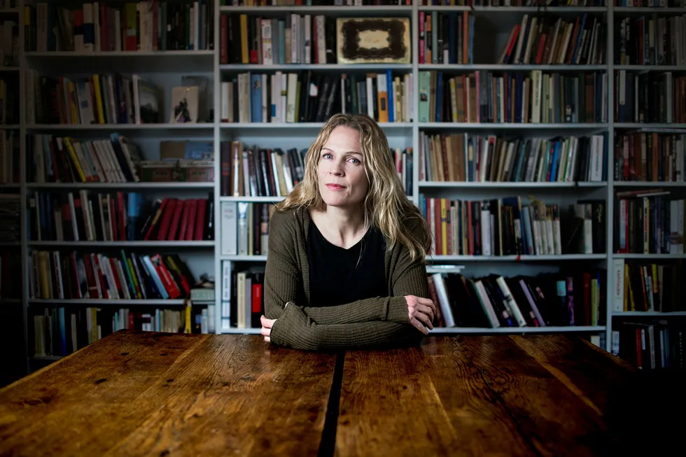 Åsne Seierstads bok «To søstre» ble utgitt i 2016, men sto likevel for en stor del av boksalget til Kagge året etter. Boken handler om to tenåringsjenter fra Bærum som reiste til Syria, og farens kamp for å finne dem i et område kontrollert av IS.
