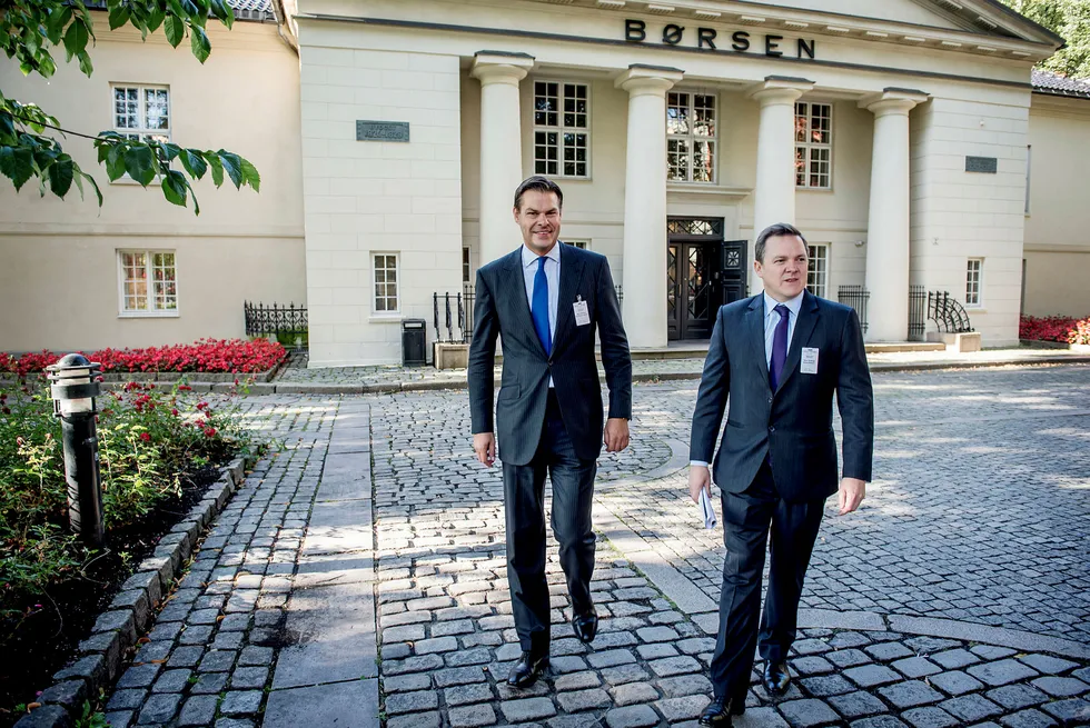 Borr Drilling-sjef Rune Magnus Lundetræ (til venstre) og Simon Johnson på vei ut fra Børsen etter noteringen. Foto: Gorm K. Gaare
