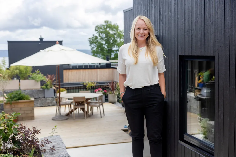 – Vår bolig overtas kun etter seks uker. Det sparer vi mye renteutgifter på, sier Siri Sandbeck om boligsalget.