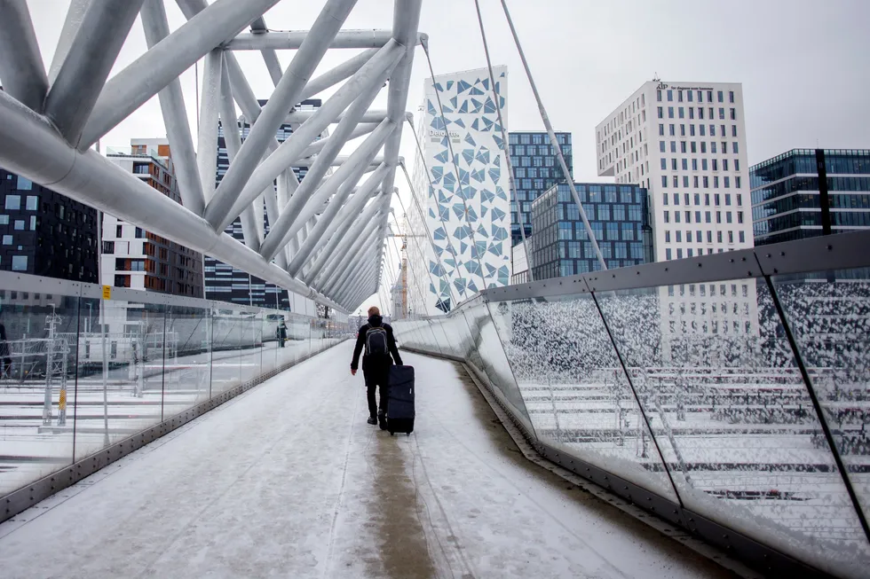 Vi ser ingen generell tilbakevending til kontorene, slik Kari Due-Andresens kronikk hevder, skriver innleggsforfatterne. Her fra Bjørvika i Oslo.