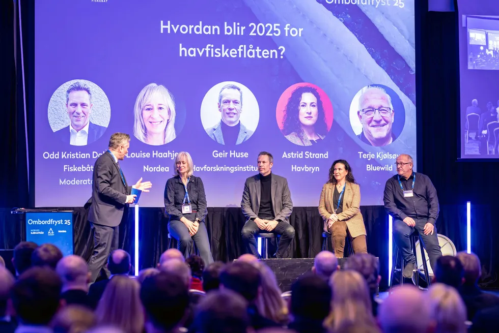 Konferansier Odd Kristian Dahle i Fiskebåt (t.v.) snakket med Louise Haahjem, leder for Sjømat Nordea, Geir Huse, forskningsdirektør i Havforskningsinstituttet, Astrid Strand, daglig leder i Havbryn og Terje Kjølsøy, markedsdirektør i Bluewild.