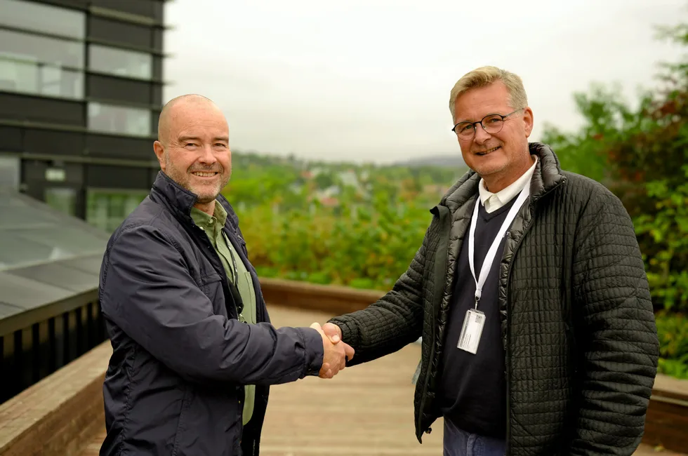 Terje Borkenhagen i Enny leverer solstrøm til Sirkulærparken Tom Wilhelmsen.