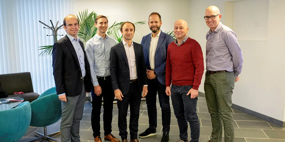 Pilot-E møte på Mongstad, hos Equinor. (fra venstre) Lars Strandberg, VP Hydrogen Energy Europe Industries Air Liquide, Henrik B. Håkonsen Konsernkontroller BKK, Pierre de Raphélis Director Business Development Air Liquide, Bjørn Sundland Forretningsutvikler BKK, Per Sandberg Forretningsutvikler Equinor og Richard Allen Leading Consultant Asset Optimisation Equinor.