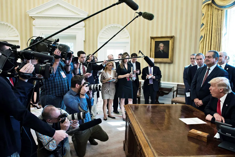 President Donald Trump er krass i kritikken av CNN. Samtidig skal han avgjøre om AT&T får kjøpe Time Warner, som blant annet eier tv-selskapet. Her fra en pressekonferanse i Det hvite hus. Foto: Brendan Smialowski/AFP/NTB Scanpix