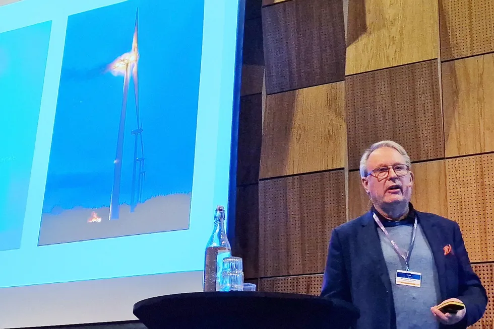 Nils Magne Abelseth er styreleder i Sandøy Energi. Bildet i presentasjonen hans viser hvordan den ene av fem turbiner sto i lys lue i februar i fjor. Siden har det meste gått galt for vindparken, ifølge dem selv.