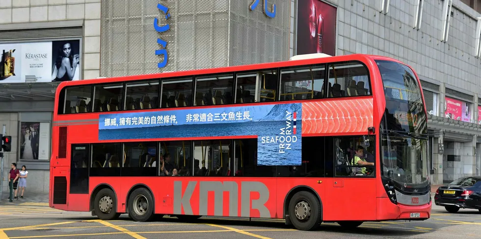 Reklame for norsk laks på buss i Hongkong