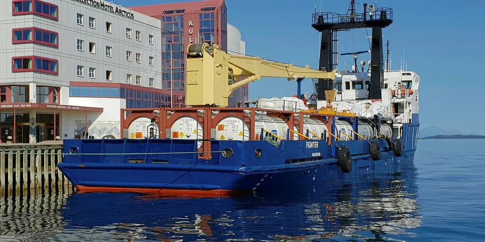 AVLUSING: Lusebekjempelse med hydrogenperoksid. Båten «Fighter» har dette som spesialoppgave. Her fotografert ved kai i Harstad sommeren 2018, dekket fullt av tanker med hydrogenperoksid.Foto: Jon Eirik Olsen