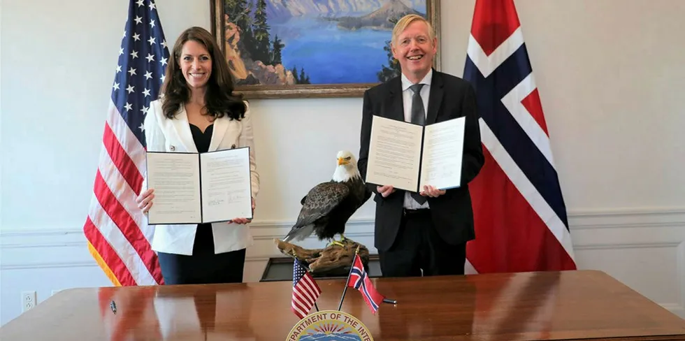 Viseminister i det amerikanske innenriksdepartementet Katharine MacGregor og ambassadør Kåre R. Aas signerte avtalen i Washington D.C tirsdag.