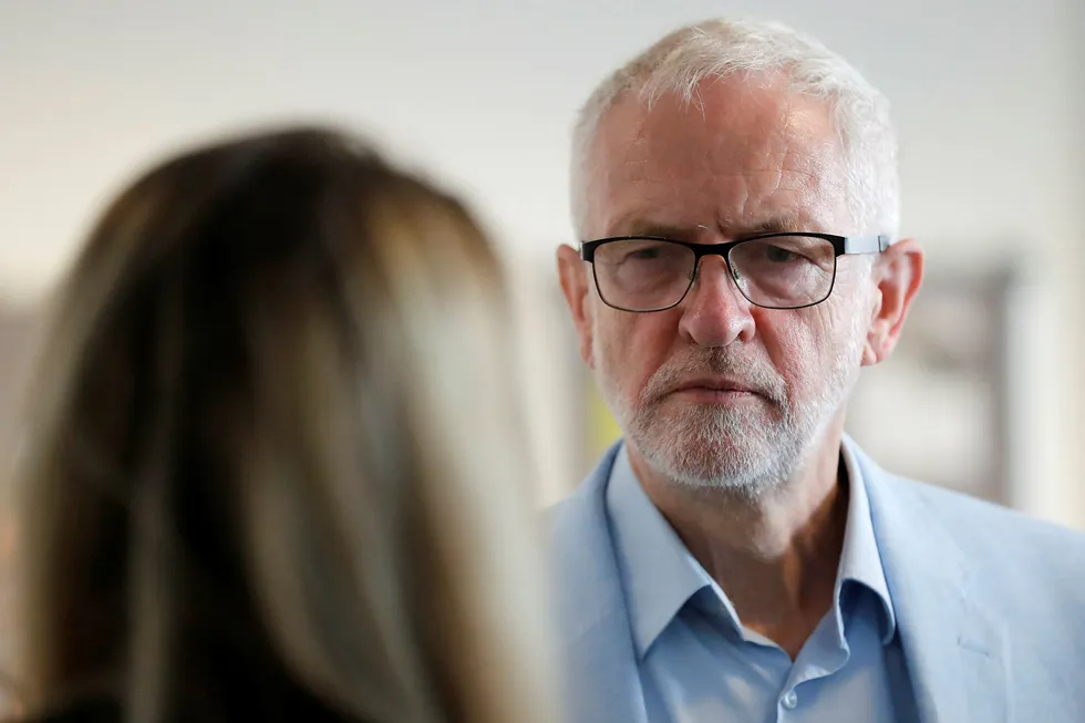 Jeremy Corbyn var i samtale med andre politikere tirsdag for å se hvordan han kan hindre at britene forlater EU uten en avtale.