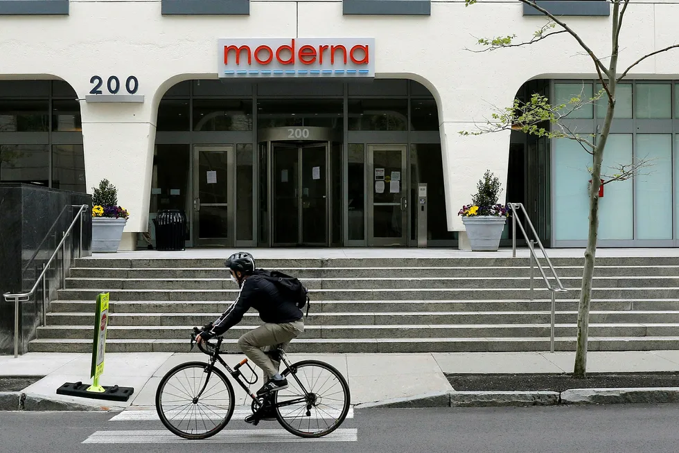 Verdien av Modernas aksjer steg med 30 prosent mandag etter at firmaet meldte om lovende resultater i utviklingen av en vaksine. Men samtidig som mange kjøpte opp aksjer i biotek-selskapet, solgte to av toppsjefene aksjer til en verdi av nesten 30 millioner dollar mandag og tirsdag.