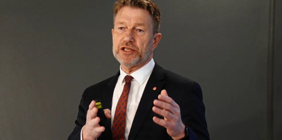 Energiminister Terje Aasland blåser liv i en seks år gammel plan om å redusere energibruken i bytt med 10 TWh innen 2030. NVE får en nøkkelrolle.