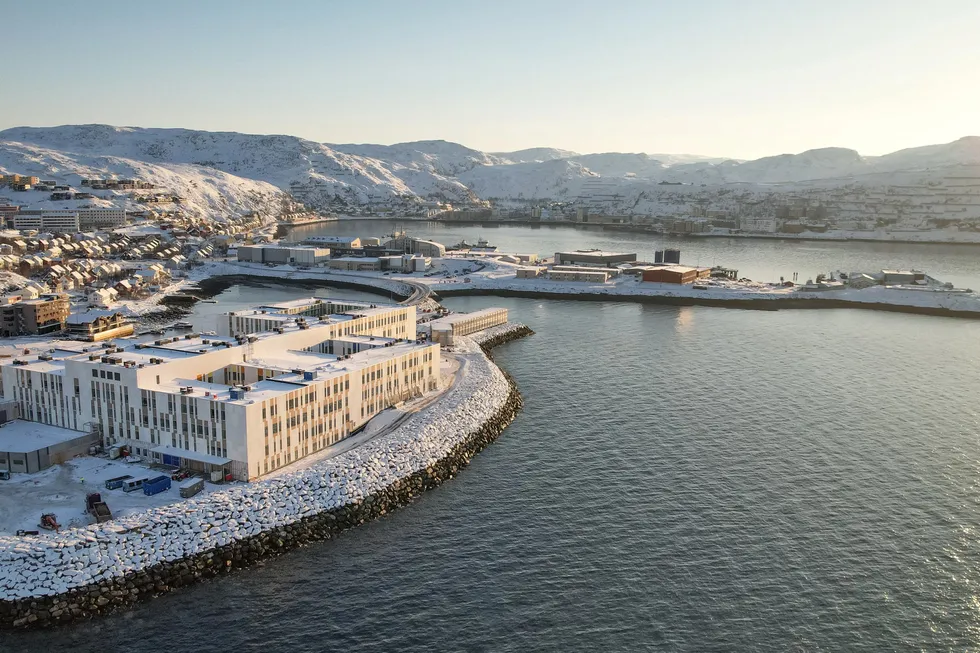 Direktør Ole Hope ved Finnmarkssykehuset tar til orde for tøffere sykehusledelse. Bildet: Finnmarkssykehuset i Hammerfest.